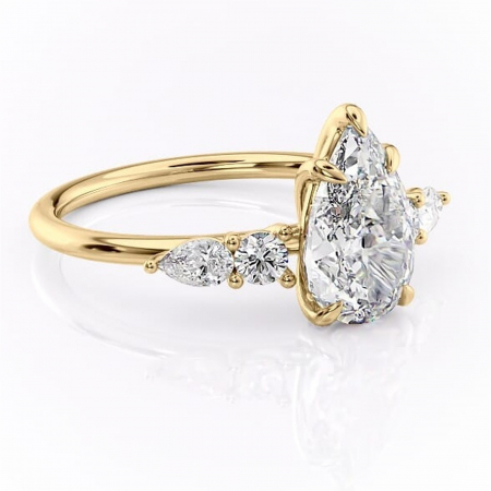 Aur galben - Inel de logodnă Lucinda din aur Galben 18kt cu moissanite tăietură pară – Montură cu trei pietre rafinată pentru profil înalt | Personalizează și configurează gratuit online