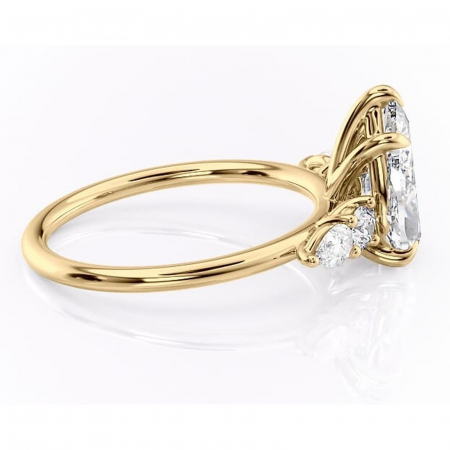 Inel de logodnă Lucinda din aur Galben 14kt cu moissanite tăietură pară – Montură cu trei pietre rafinată pentru profil înalt | Personalizează și configurează gratuit online [1]