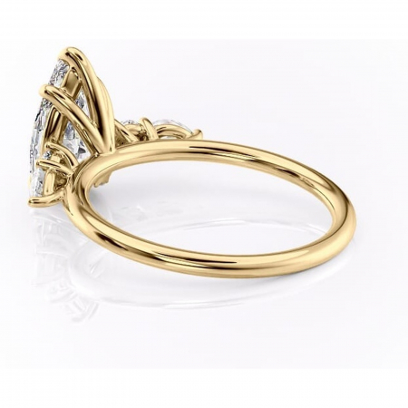 Inel de logodnă Lucinda din aur Galben 14kt cu moissanite tăietură pară – Montură cu trei pietre rafinată pentru profil înalt | Personalizează și configurează gratuit online [4]