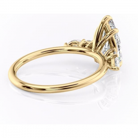 Inel de logodnă Lucinda din aur Galben 14kt cu moissanite tăietură pară – Montură cu trei pietre rafinată pentru profil înalt | Personalizează și configurează gratuit online [2]