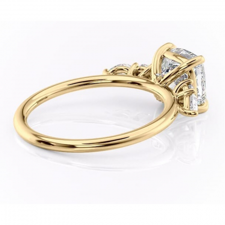 Inel de logodnă Lucinda din aur Galben 18kt cu moissanite tăietură pernă – Montură cu trei pietre rafinată pentru profil înalt | Personalizează și configurează gratuit online [2]