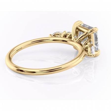 Inel de logodnă Lucinda din aur Galben 14kt cu moissanite tăietură princess – Montură cu trei pietre rafinată pentru profil înalt | Personalizează și configurează gratuit online [2]