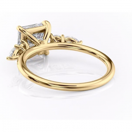 Inel de logodnă Lucinda din aur Galben 14kt cu moissanite tăietură princess – Montură cu trei pietre rafinată pentru profil înalt | Personalizează și configurează gratuit online [3]