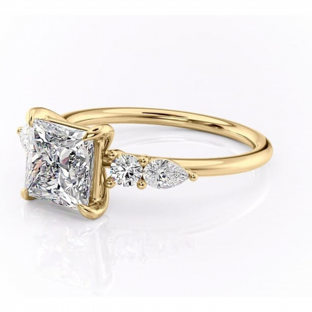 Inel de logodnă Lucinda din aur Galben 14kt cu moissanite tăietură princess – Montură cu trei pietre rafinată pentru profil înalt | Personalizează și configurează gratuit online [6]