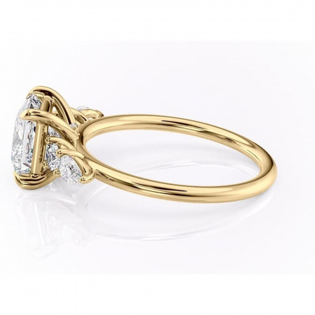 Inel de logodnă Lucinda din aur Galben 14kt cu moissanite tăietură princess – Montură cu trei pietre rafinată pentru profil înalt | Personalizează și configurează gratuit online [5]