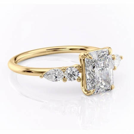 Aur galben - Inel de logodnă Lucinda din aur Galben 18kt cu moissanite tăietură radiantă – Montură cu trei pietre rafinată pentru profil înalt | Personalizează și configurează gratuit online