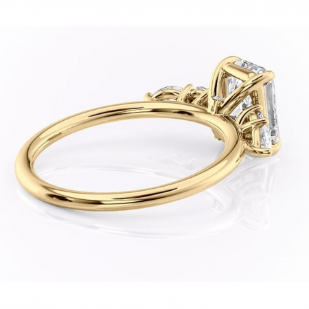 Inel de logodnă Lucinda din aur Galben 14kt cu moissanite tăietură radiantă – Montură cu trei pietre rafinată pentru profil înalt | Personalizează și configurează gratuit online [2]