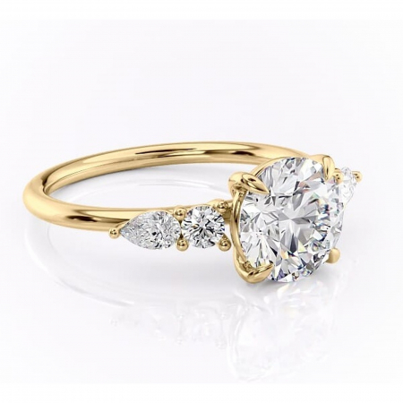 Aur galben - Inel de logodnă Lucinda din aur Galben 14kt cu moissanite tăietură rotundă – Montură cu trei pietre rafinată pentru profil înalt | Personalizează și configurează gratuit online