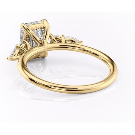 Inel de logodnă Lucinda din aur Galben 14kt cu moissanite tăietură smarald – Montură cu trei pietre rafinată pentru profil înalt | Personalizează și configurează gratuit online [3]