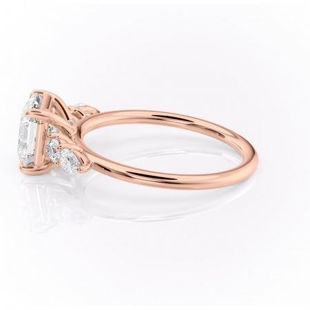 Inel de logodnă Lucinda din aur Rose 14kt cu moissanite tăietură asscher – Montură cu trei pietre rafinată pentru profil înalt | Personalizează și configurează gratuit online [5]