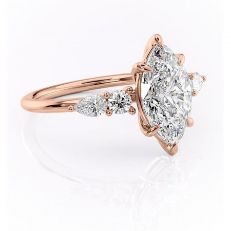 Marquise - Inel de logodnă Lucinda din aur Rose 18kt cu moissanite tăietură marquise – Montură cu trei pietre rafinată pentru profil înalt | Personalizează și configurează gratuit online