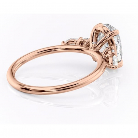 Inel de logodnă Lucinda din aur Rose 14kt cu moissanite tăietură ovală – Montură cu trei pietre rafinată pentru profil înalt | Personalizează și configurează gratuit online [2]