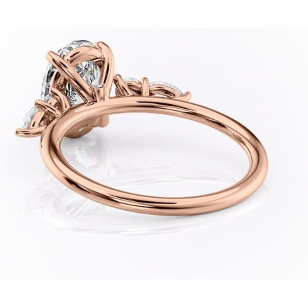 Inel de logodnă Lucinda din aur Rose 14kt cu moissanite tăietură ovală – Montură cu trei pietre rafinată pentru profil înalt | Personalizează și configurează gratuit online [3]