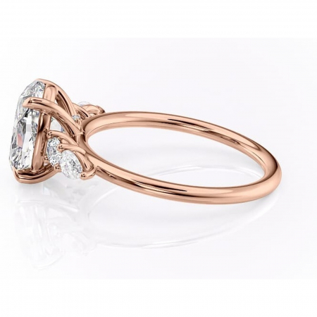Inel de logodnă Lucinda din aur Rose 14kt cu moissanite tăietură ovală – Montură cu trei pietre rafinată pentru profil înalt | Personalizează și configurează gratuit online [5]