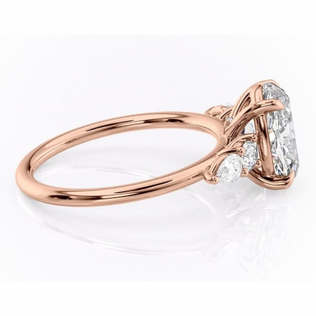 Inel de logodnă Lucinda din aur Rose 14kt cu moissanite tăietură ovală – Montură cu trei pietre rafinată pentru profil înalt | Personalizează și configurează gratuit online [1]