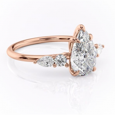 Pară - Inel de logodnă Lucinda din aur Rose 18kt cu moissanite tăietură pară – Montură cu trei pietre rafinată pentru profil înalt | Personalizează și configurează gratuit online