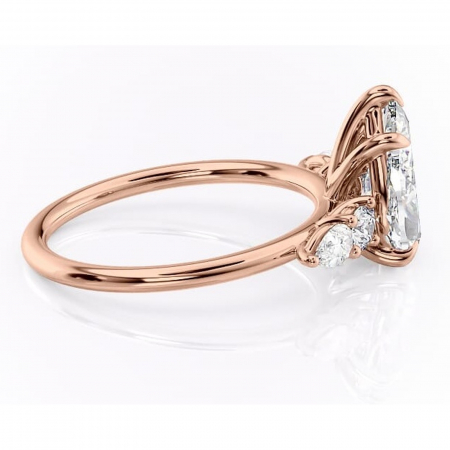 Inel de logodnă Lucinda din aur Rose 18kt cu moissanite tăietură pară – Montură cu trei pietre rafinată pentru profil înalt | Personalizează și configurează gratuit online [1]