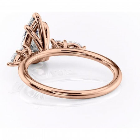Inel de logodnă Lucinda din aur Rose 18kt cu moissanite tăietură pară – Montură cu trei pietre rafinată pentru profil înalt | Personalizează și configurează gratuit online [3]