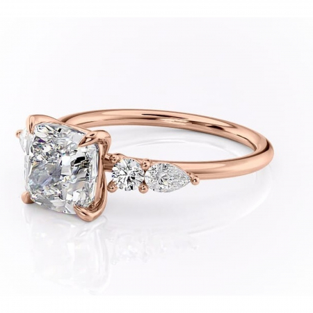 Inel de logodnă Lucinda din aur Rose 14kt cu moissanite tăietură pernă – Montură cu trei pietre rafinată pentru profil înalt | Personalizează și configurează gratuit online [6]
