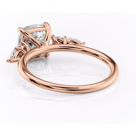 Inel de logodnă Lucinda din aur Rose 14kt cu moissanite tăietură pernă – Montură cu trei pietre rafinată pentru profil înalt | Personalizează și configurează gratuit online [3]