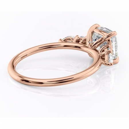 Inel de logodnă Lucinda din aur Rose 14kt cu moissanite tăietură pernă – Montură cu trei pietre rafinată pentru profil înalt | Personalizează și configurează gratuit online [2]
