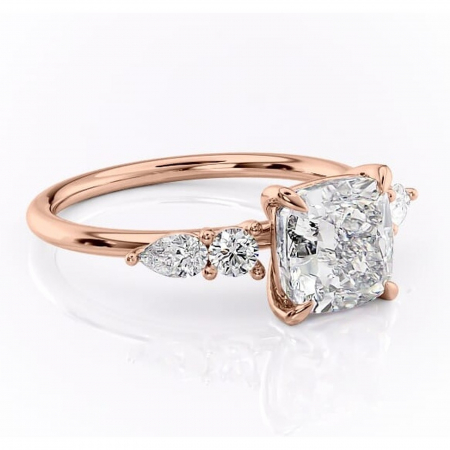 Pernă - Inel de logodnă Lucinda din aur Rose 18kt cu moissanite tăietură pernă – Montură cu trei pietre rafinată pentru profil înalt | Personalizează și configurează gratuit online