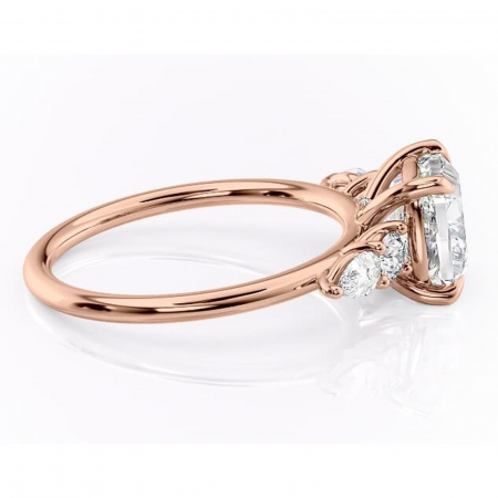Inel de logodnă Lucinda din aur Rose 14kt cu moissanite tăietură pernă – Montură cu trei pietre rafinată pentru profil înalt | Personalizează și configurează gratuit online [1]