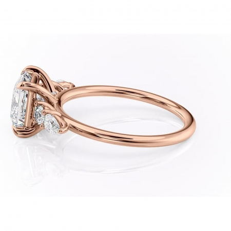 Inel de logodnă Lucinda din aur Rose 14kt cu moissanite tăietură princess – Montură cu trei pietre rafinată pentru profil înalt | Personalizează și configurează gratuit online [5]