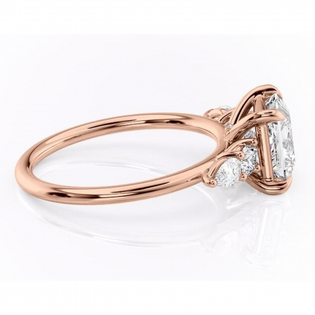 Inel de logodnă Lucinda din aur Rose 14kt cu moissanite tăietură princess – Montură cu trei pietre rafinată pentru profil înalt | Personalizează și configurează gratuit online [1]