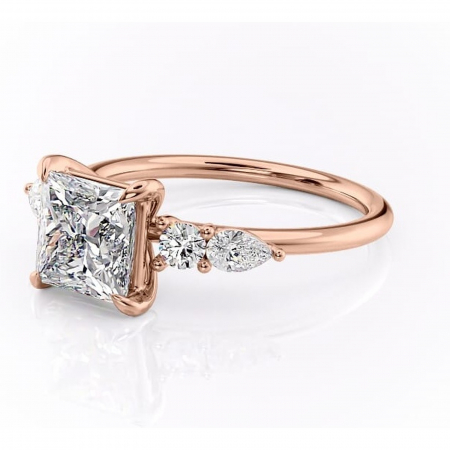 Inel de logodnă Lucinda din aur Rose 14kt cu moissanite tăietură princess – Montură cu trei pietre rafinată pentru profil înalt | Personalizează și configurează gratuit online [6]