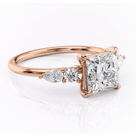 Princess - Inel de logodnă Lucinda din aur Rose 18kt cu moissanite tăietură princess – Montură cu trei pietre rafinată pentru profil înalt | Personalizează și configurează gratuit online