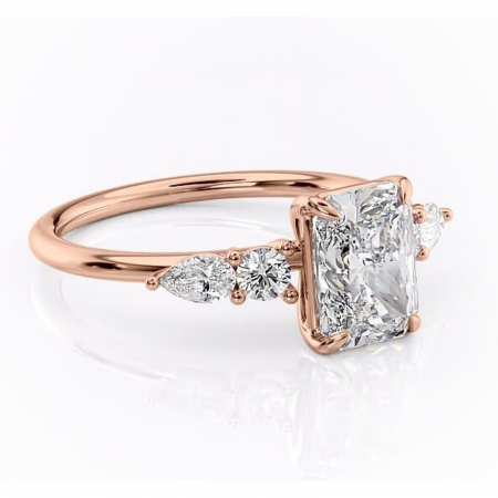Radiantă - Inel de logodnă Lucinda din aur Rose 18kt cu moissanite tăietură radiantă – Montură cu trei pietre rafinată pentru profil înalt | Personalizează și configurează gratuit online
