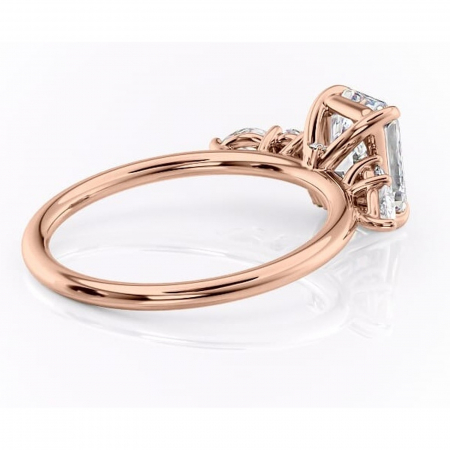 Inel de logodnă Lucinda din aur Rose 18kt cu moissanite tăietură radiantă – Montură cu trei pietre rafinată pentru profil înalt | Personalizează și configurează gratuit online [2]