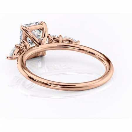 Inel de logodnă Lucinda din aur Rose 18kt cu moissanite tăietură radiantă – Montură cu trei pietre rafinată pentru profil înalt | Personalizează și configurează gratuit online [3]