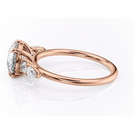Inel de logodnă Lucinda din aur Rose 14kt cu moissanite tăietură rotundă – Montură cu trei pietre rafinată pentru profil înalt | Personalizează și configurează gratuit online [5]