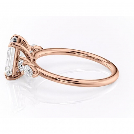 Inel de logodnă Lucinda din aur Rose 14kt cu moissanite tăietură smarald – Montură cu trei pietre rafinată pentru profil înalt | Personalizează și configurează gratuit online [5]