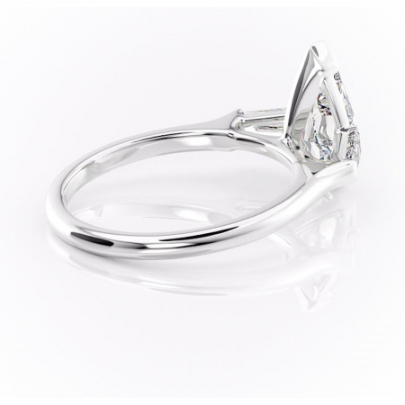 Inel de logodnă Lunaria din aur Alb 14kt cu moissanite tăietură pară – Solitar rafinată pentru profil înalt | Personalizează și configurează gratuit online [2]
