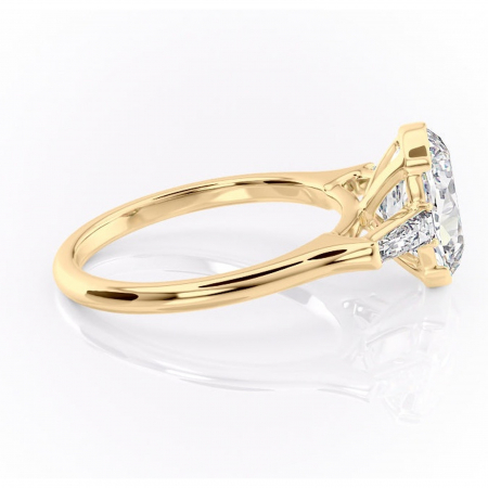 Inel de logodnă Lunaria din aur Galben 18kt cu moissanite tăietură ovală – Solitar rafinată pentru profil înalt | Personalizează și configurează gratuit online [1]