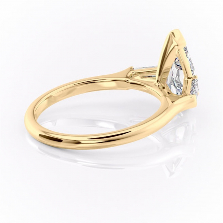 Inel de logodnă Lunaria din aur Galben 14kt cu moissanite tăietură pară – Solitar rafinată pentru profil înalt | Personalizează și configurează gratuit online [2]