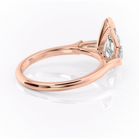 Inel de logodnă Lunaria din aur Rose 14kt cu moissanite tăietură pară – Solitar rafinată pentru profil înalt | Personalizează și configurează gratuit online [2]