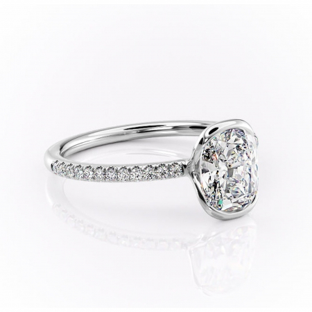 Pernă alungită - Inel de logodnă Maelis din aur Alb 14kt cu moissanite tăietură pernă – Montură închisă rafinată pentru profil mediu | Personalizează și configurează gratuit online