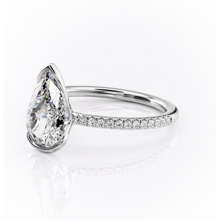 Inel de logodnă Maelis din aur Alb 14kt cu moissanite tăietură pară – Montură închisă rafinată pentru profil mediu | Personalizează și configurează gratuit online [6]