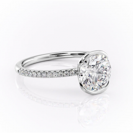 Accent - Inel de logodnă Maelis din aur Alb 14kt cu moissanite tăietură rotundă – Montură închisă rafinată pentru profil mediu | Personalizează și configurează gratuit online
