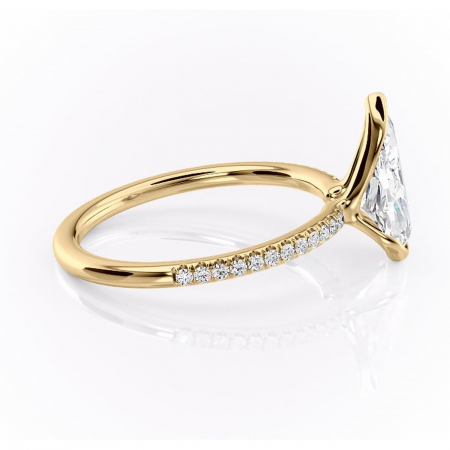 Inel de logodnă Maelis din aur Galben 14kt cu moissanite tăietură pară – Montură închisă rafinată pentru profil mediu | Personalizează și configurează gratuit online [1]