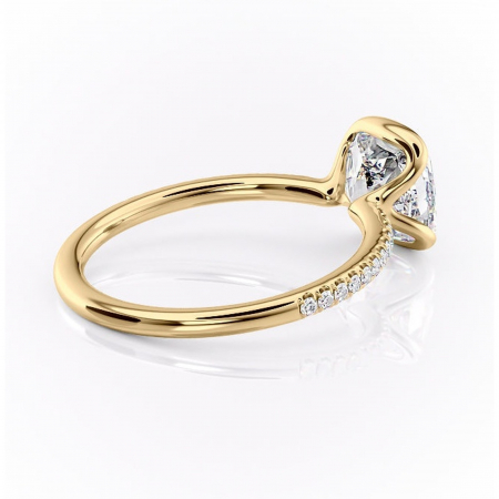 Inel de logodnă Maelis din aur Galben 14kt cu moissanite tăietură pernă – Montură închisă rafinată pentru profil mediu | Personalizează și configurează gratuit online [2]