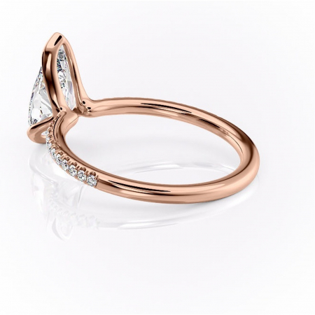 Inel de logodnă Maelis din aur Rose 14kt cu moissanite tăietură pară – Montură închisă rafinată pentru profil mediu | Personalizează și configurează gratuit online [4]