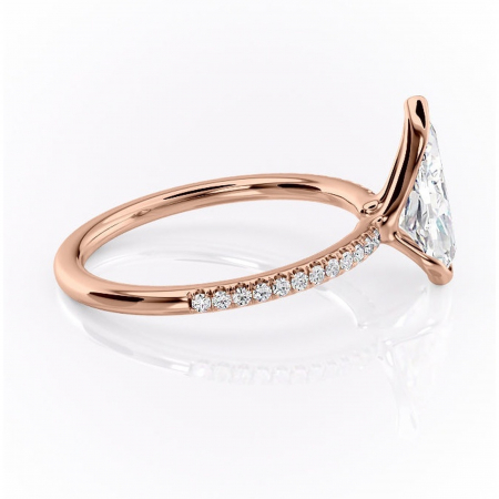 Inel de logodnă Maelis din aur Rose 14kt cu moissanite tăietură pară – Montură închisă rafinată pentru profil mediu | Personalizează și configurează gratuit online [1]