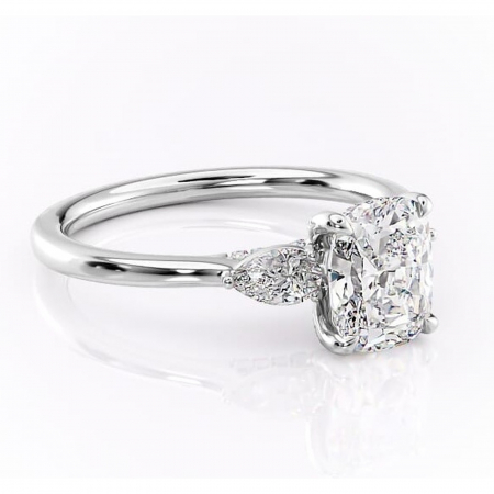 Pernă alungită - Inel de logodnă Matilda din aur Alb 14kt cu moissanite tăietură asscher – Montură cu trei pietre rafinată pentru profil înalt | Personalizează și configurează gratuit online