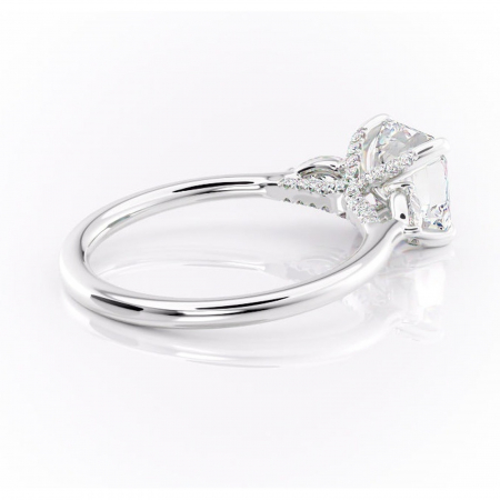 Inel de logodnă Matilda din aur Alb 14kt cu moissanite tăietură asscher – Montură cu trei pietre rafinată pentru profil înalt | Personalizează și configurează gratuit online [2]