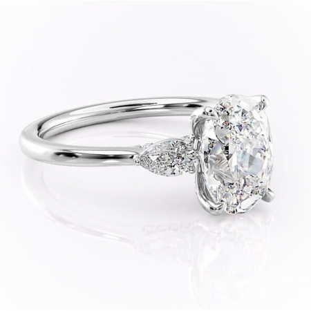 Ovală - Inel de logodnă Matilda din aur Alb 14kt cu moissanite tăietură ovală – Montură cu trei pietre rafinată pentru profil înalt | Personalizează și configurează gratuit online